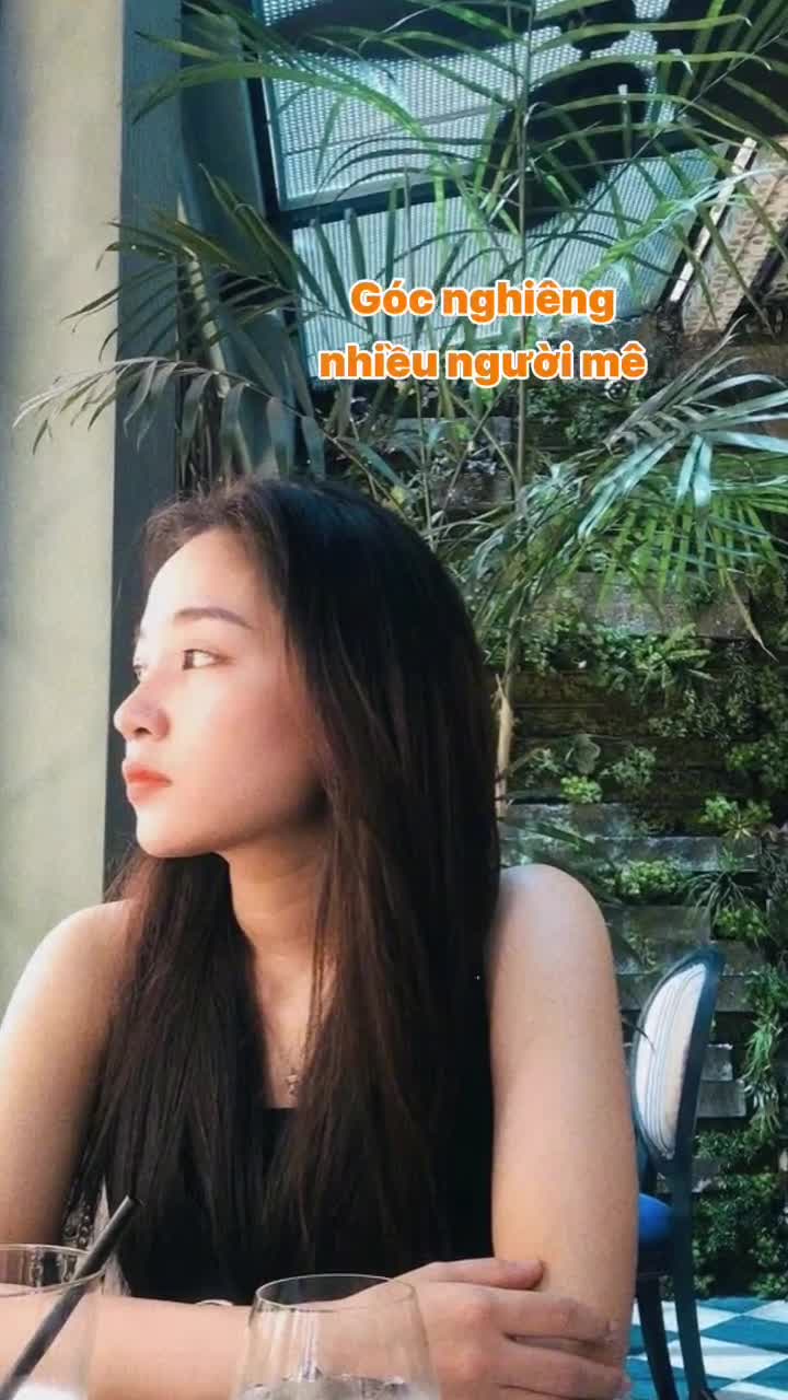 Chiếc mũi thanh thoát giúp gương mặt nàng trở nên nhẹ nhàng và hài hòa hơn.