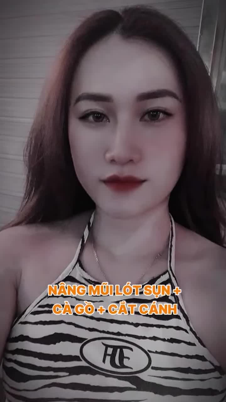 Sóng mũi hơi gồ và cánh mũi to làm tổng thể gương mặt nàng chưa thật sự thanh thoát.