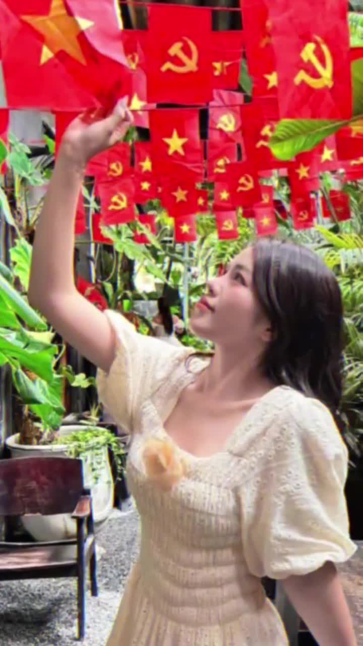 Chút cằm, chút dáng, chút duyên, Nhìn vào một thoáng đã nghiêng cả lòng.