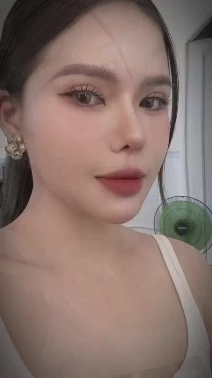 Mũi cao chẳng ngại góc nghiêng, Cung mày cong nhẹ, ánh nhìn thêm duyên