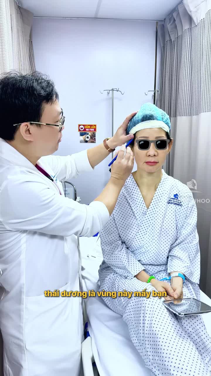 Bác sĩ phân tích trước khi thực hiện phẫu thuật tạo hình vùng mặt thiểu sản (độn thái dương)
