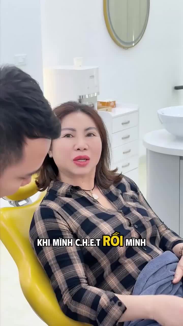 Dù đã từng làm răng sứ 1 lần ở nha khoa khác nhưng nụ cười mà chị Vân có được lại khác xa mong đợi: hàm răng to thô, màu sắc trắng đục, thậm chí đường cười không được tươi tắn khiến chị không khỏi tự ti.