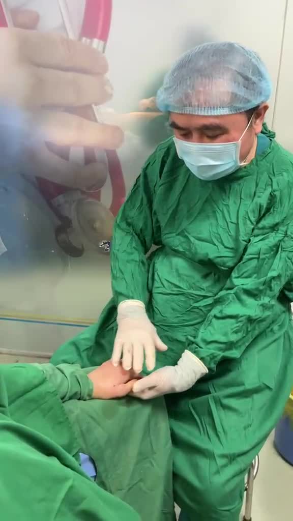 Biến bàn tay khô gầy thành bàn tay mịn màng, mũm mĩm, dài đầy, ấm áp với Dr Vương = cấy mỡ bàn tay !