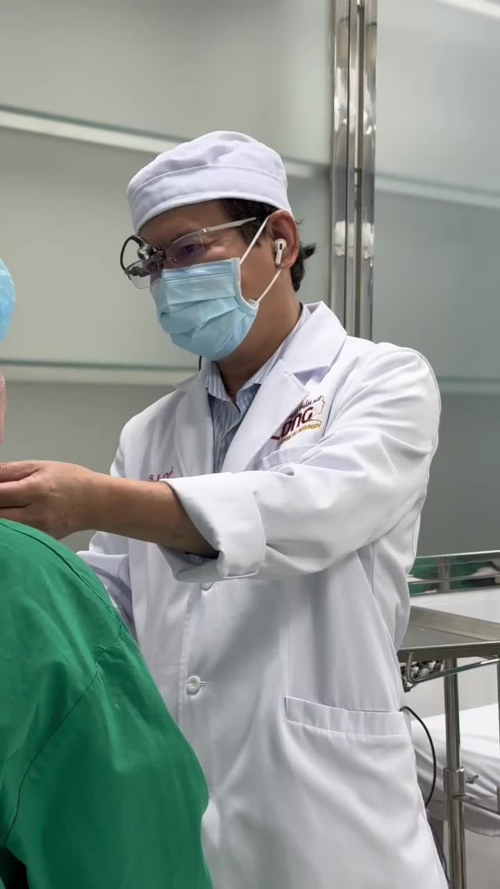Lần trước làm một bên đồng tiền được khen quá nhiều vì tự nhiên và duyên dáng, nên lần này quay lại làm luôn bên còn lại để gương mặt hài hòa hơn.
