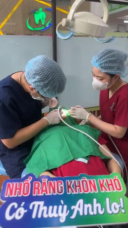 Ca nhổ răng khôn số 18; 28 mọc lệch má gây giắt thức ăn, khó chịu cho khách hàng