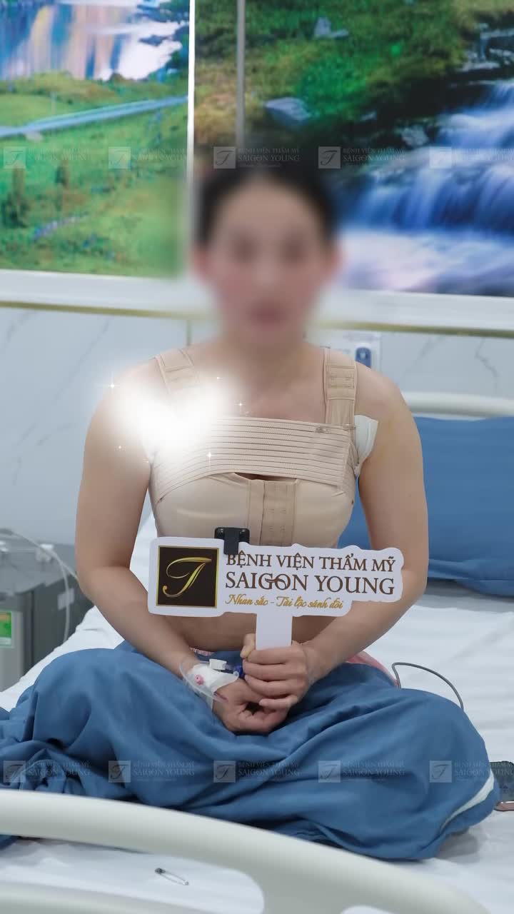 CHUYẾN XE HƠN 500KM VÀ CUỘC HỘI NGỘ SAU NHIỀU NĂM LÀM "FAN CỨNG" BÁC SĨ TƯƠI
