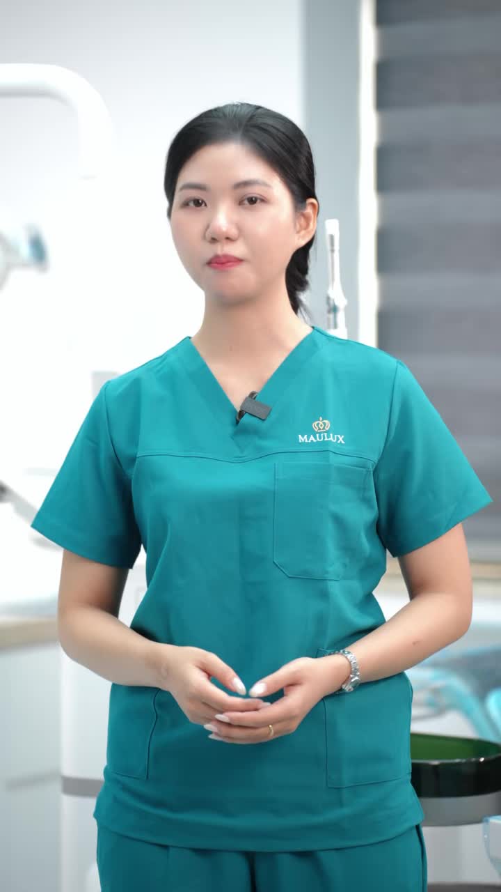 Video bác sĩ giải thích các biểu hiện thường gặp như răng chen chúc, hô hoặc móm, cắn chéo, khó khép môi và thường xuyên thở miệng. Kết thúc bằng lưu ý cần khám trực tiếp để đánh giá chính xác.
