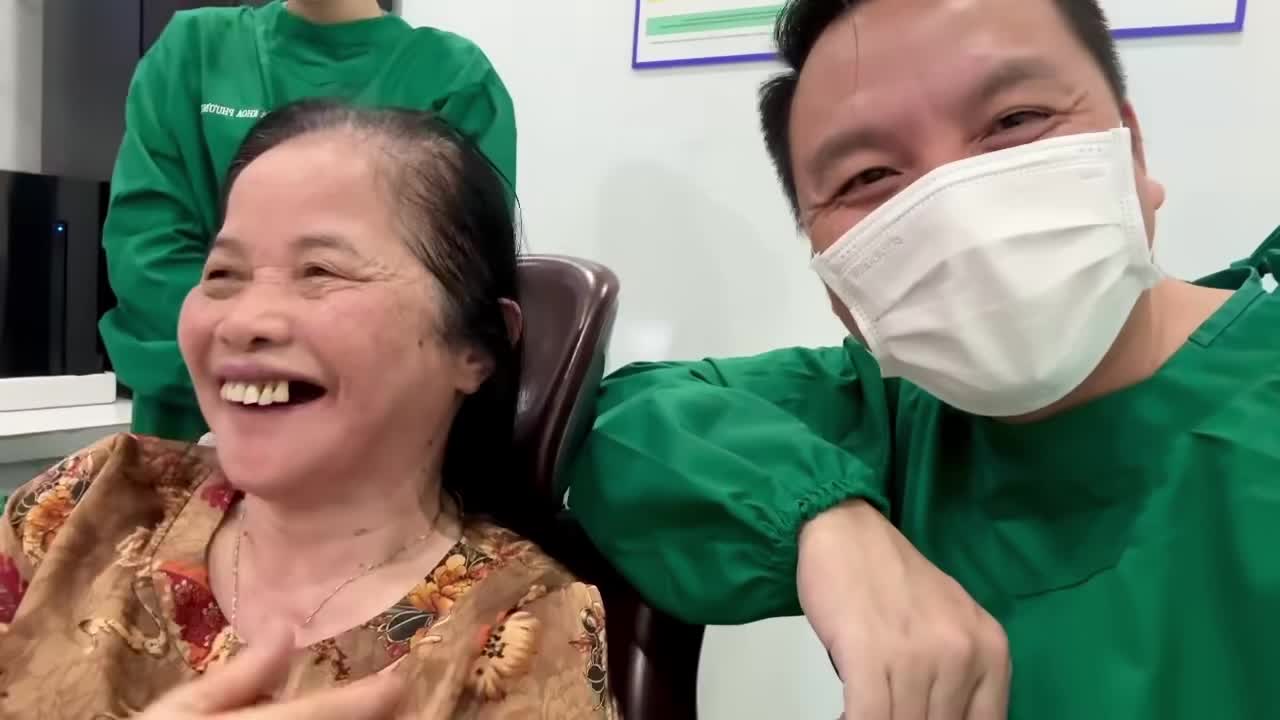 Hành trình sau 48h căng thẳng của Bác sĩ tìm lại nụ cười tươi trẻ cho BN mất răng toàn hàm và những chia sẻ xúc động của Cô ngay sau khi kết thúc ca phẫu thuật … mời cả nhà xem phần bình luận ạ