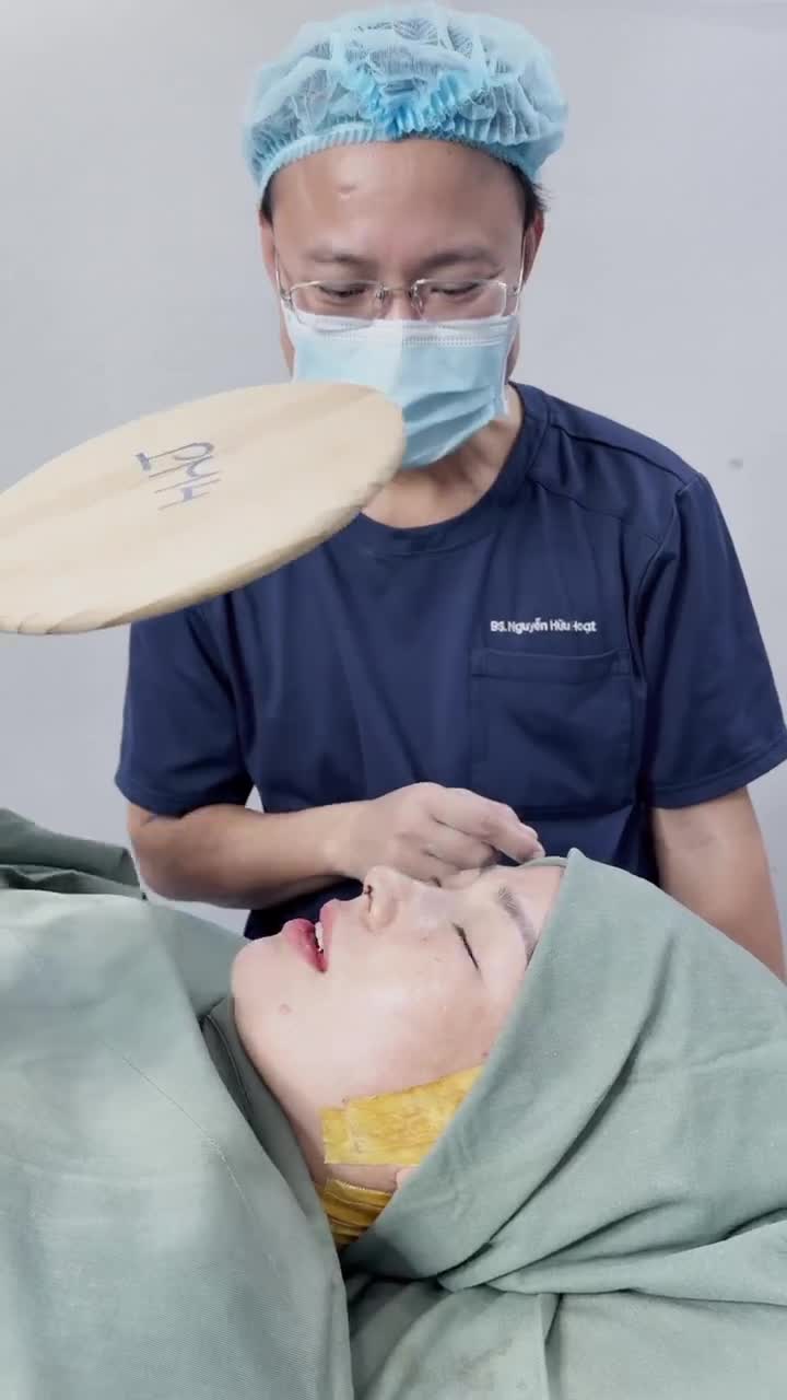 CÙNG BÁC SĨ HOẠT GẶP GỠ KHÁCH HÀNG SAU 60 PHÚT NÂNG MŨI CẤU TRÚC