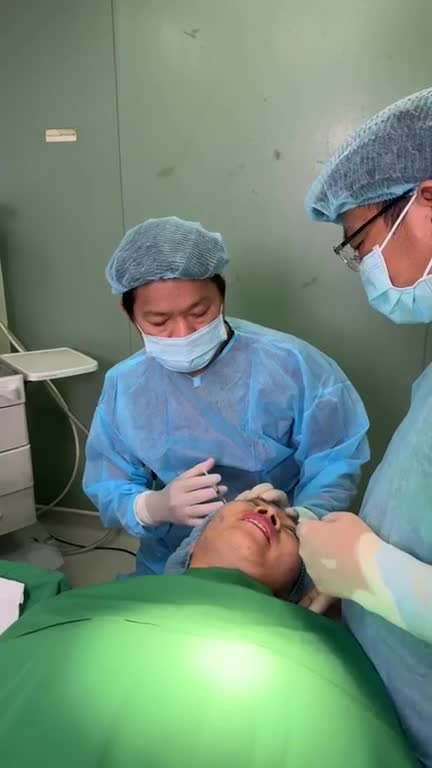 Bác sĩ Tú Dung CẤY MỠ MẶT BABY FACE cho U50 Bình Dương hết hốc hác TRẺ NHƯ U30 sẹo tàng hình