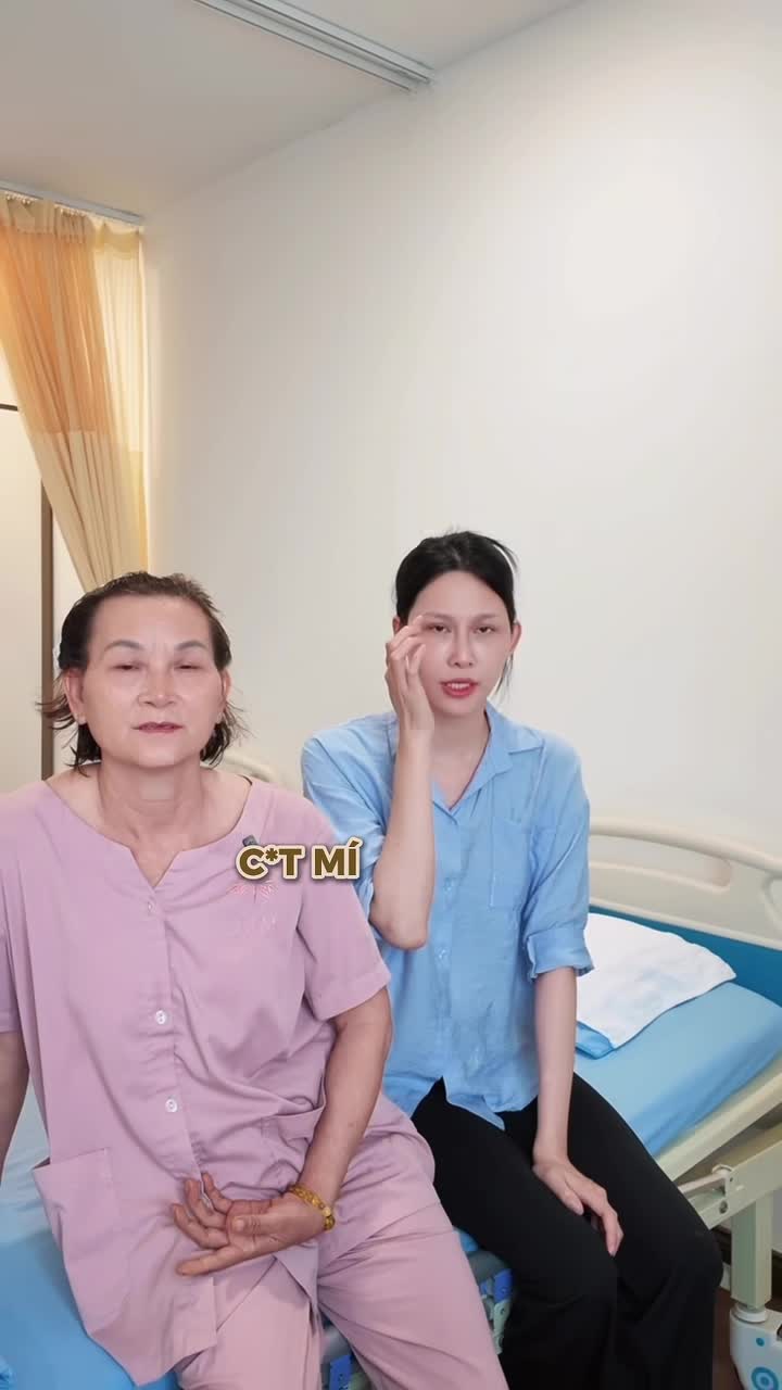 "2 mẹ con có đẹp là phải cùng đẹp". Lời chia sẻ đáng yêu của cô Định có con gái cùng đồng hành trên con đường làm đẹp. Cùng xem nếp mí mới của hai mẹ con cô sẽ thay đổi như thế nào nhé!