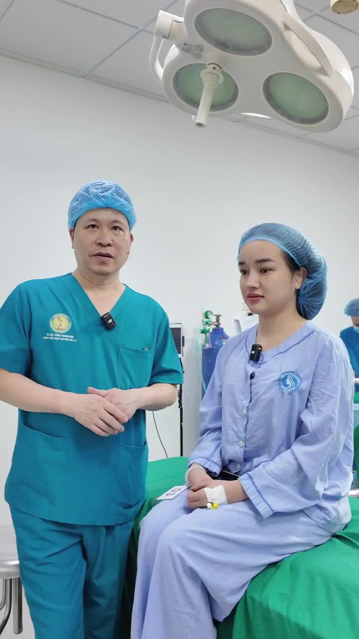 Chị đẹp Nhất Thương đến từ Quảng Ninh được Tiến sĩ Tống Hải trực tiếp thăm khám, phân tích kỹ tình trạng mũi đã từng can thiệp và đưa ra phương án chỉnh sửa phù hợp.