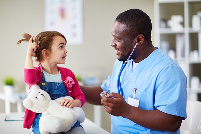 Thăm khám bác sĩ: giai đoạn bé 7 tuổi