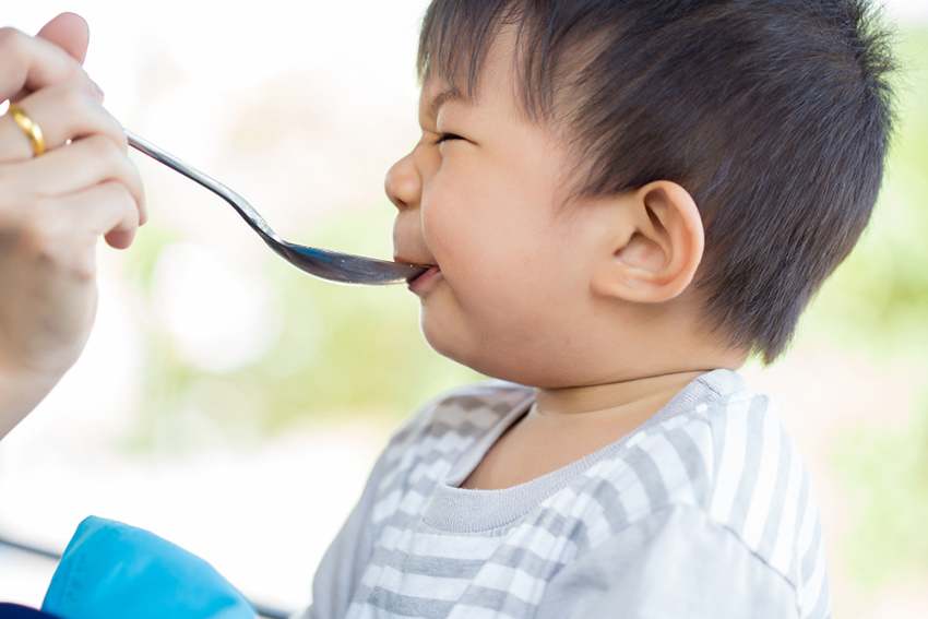 Những loại thuốc không nên cho trẻ sơ sinh hoặc trẻ tập đi uống