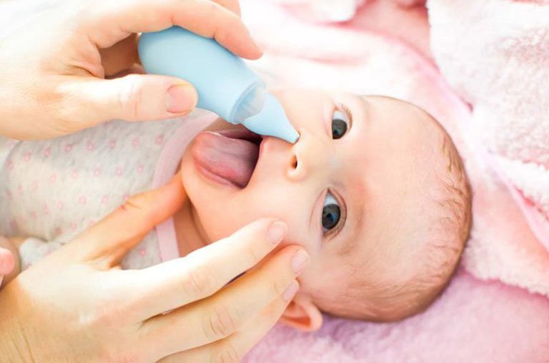 Nước muối sinh lý có dùng được cho trẻ sơ sinh và trẻ mới biết đi không?