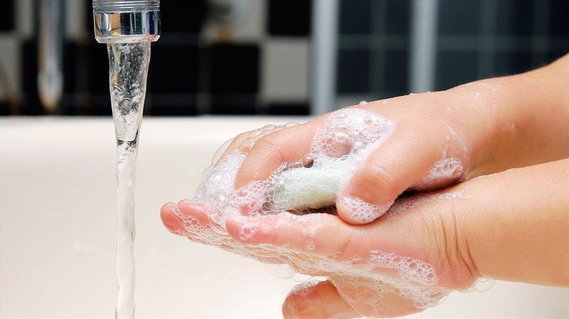 Nước muối sinh lý có dùng được cho trẻ sơ sinh và trẻ mới biết đi không?
