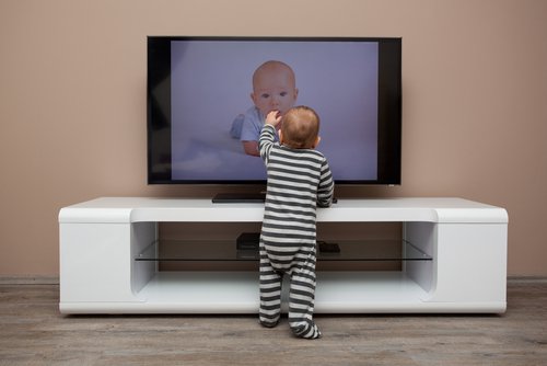 Hướng dẫn xem TV cho trẻ mới biết đi