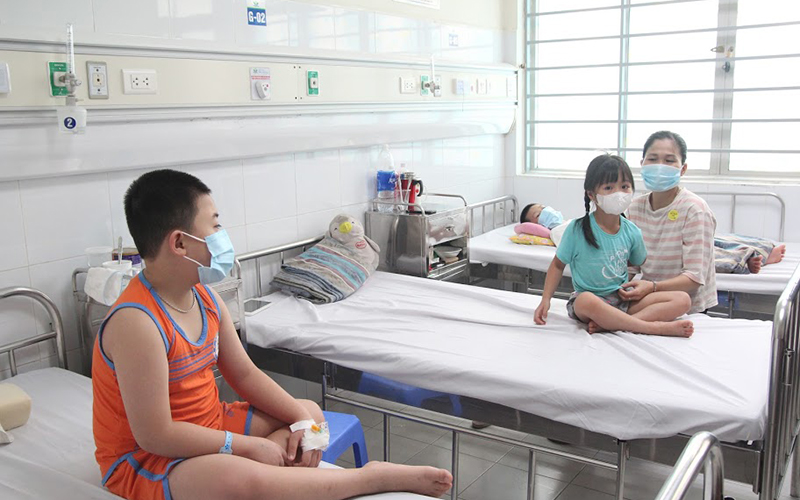 Sốt xuyết huyết vào mùa, chuyên gia cảnh báo cách chăm sóc trẻ