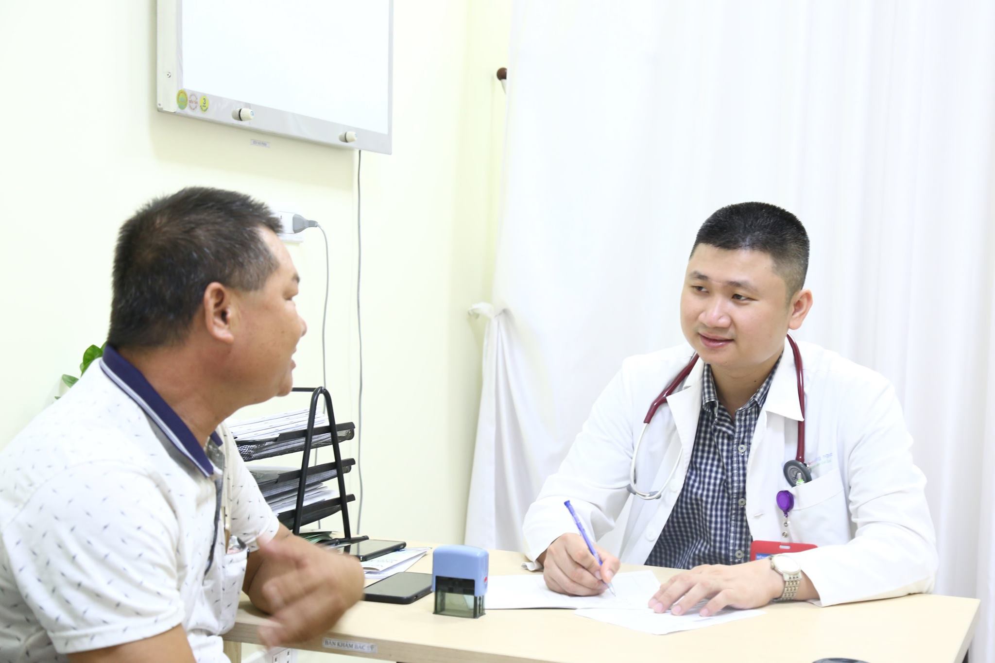 Các phương pháp điều trị suy tĩnh mạch nông chi dưới - Bệnh viện Việt Đức