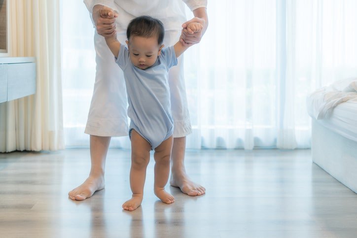 Vì sao bé chậm biết đi?