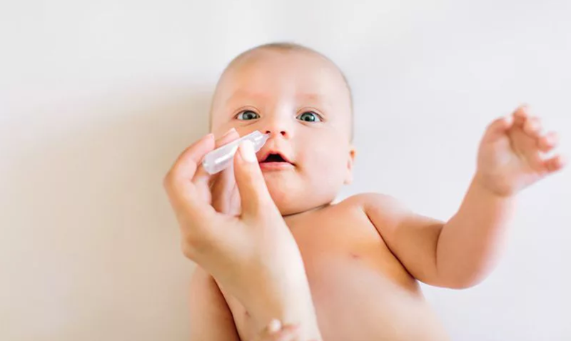 Nước muối sinh lý có dùng được cho trẻ sơ sinh và trẻ mới biết đi không?