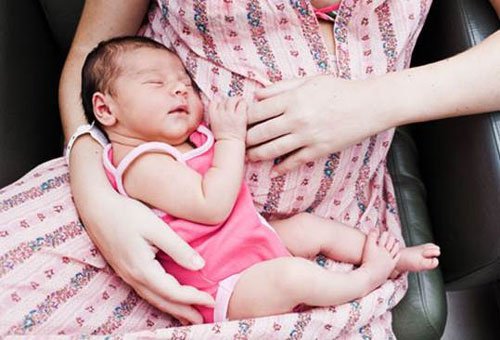Trẻ sơ sinh bú mẹ có dễ bị táo bón không?