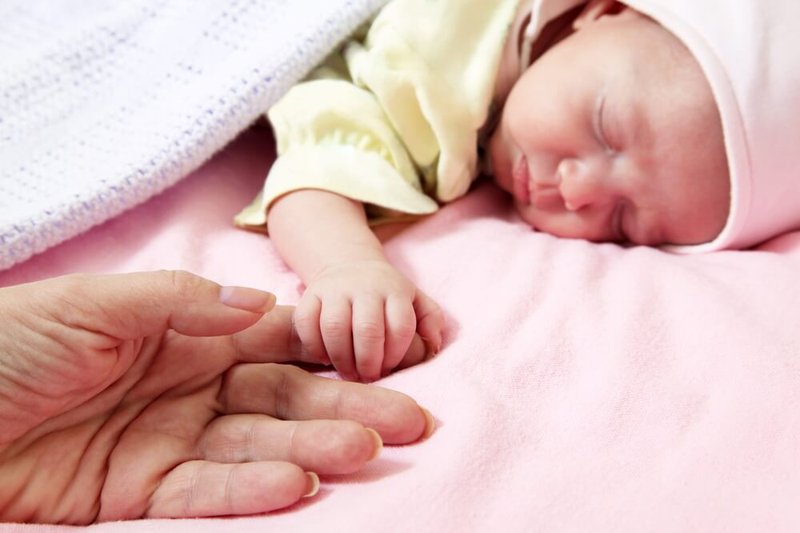 Cho trẻ sinh non bú sữa mẹ