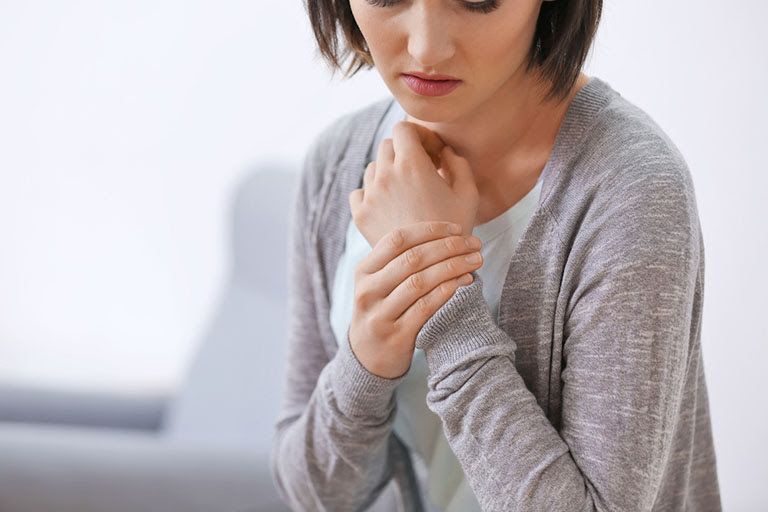 6 cách điều trị tê nhức chân tay sau khi sinh