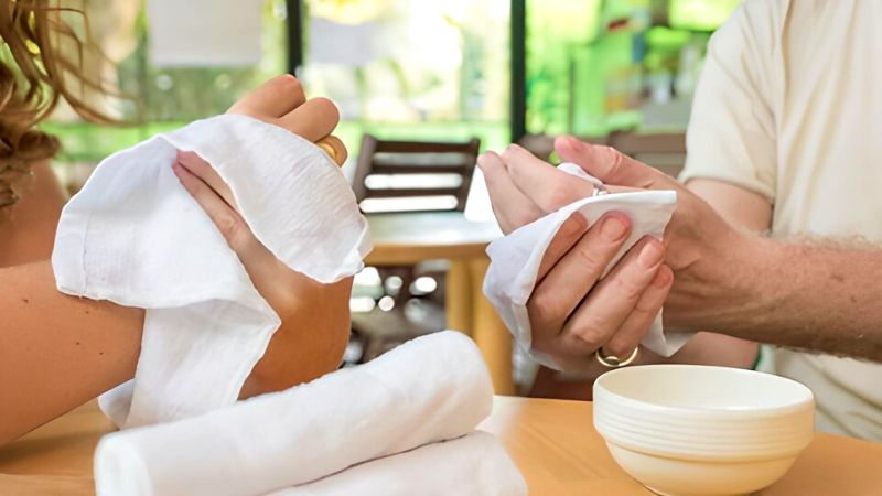 Chườm nóng giúp lưu thông mạch máu, giảm tê bì