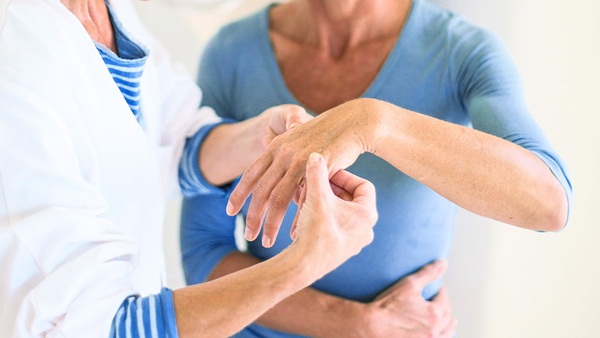 Bệnh Still và viêm khớp dạng thấp có gì giống và khác nhau?