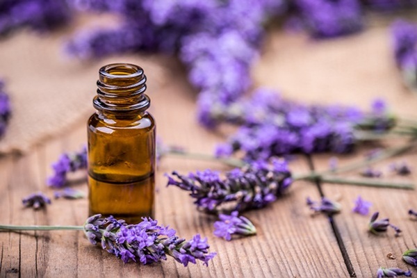 Điều trị các triệu chứng mãn kinh bằng tinh dầu