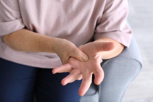 Đợt viêm khớp dạng thấp cấp tính kéo dài bao lâu? Điều trị bằng cách nào?