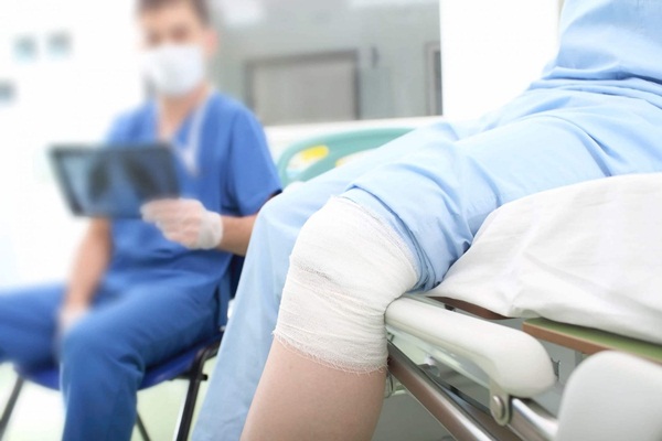 Dấu hiệu nhiễm trùng sau phẫu thuật thay khớp gối