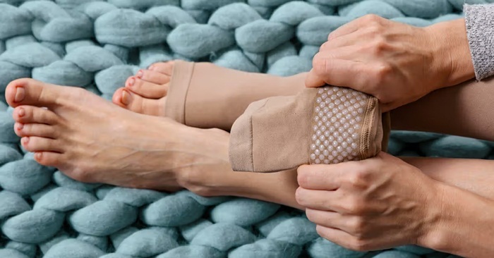 Cục máu đông ở chân có nguy hiểm không? Điều trị bằng cách nào?