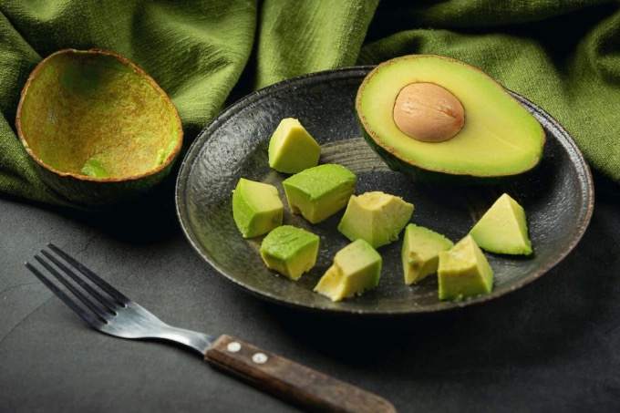 Bơ có lợi ích như thế nào trong việc kiểm soát cholesterol?