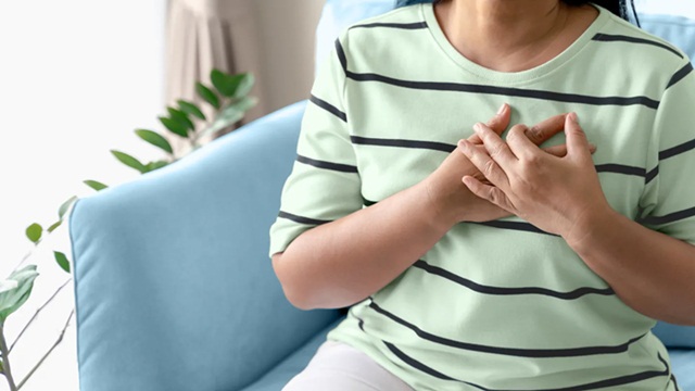 Đánh trống ngực có phải triệu chứng mãn kinh không?