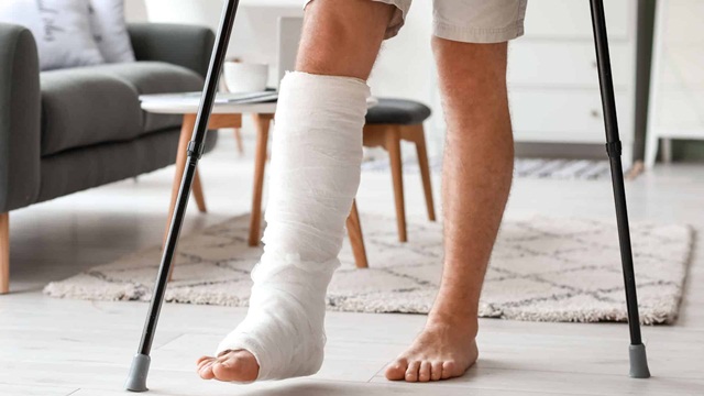 Gãy xương chân điều trị bằng cách nào?