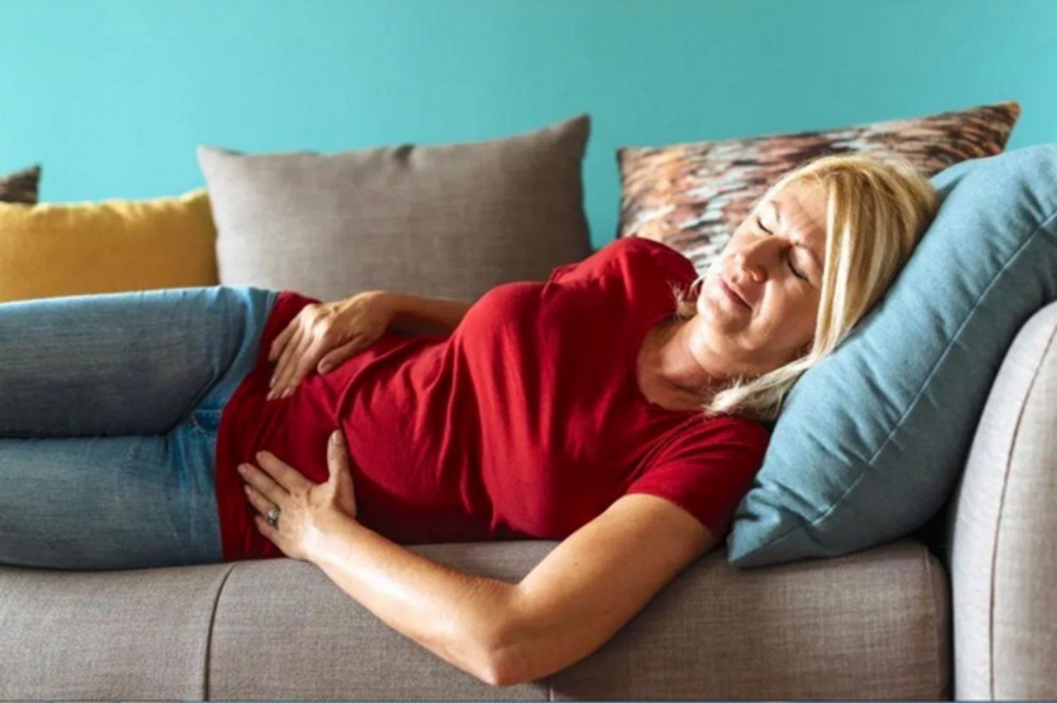 Tại sao sau mãn kinh vẫn còn đau bụng dưới?