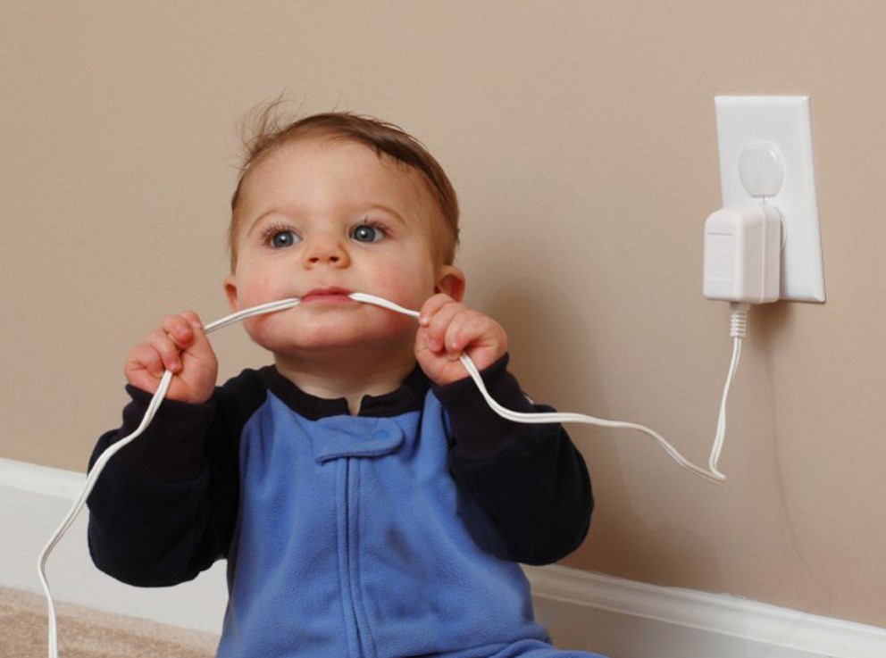 Bác sĩ chỉ cách sơ cứu khi trẻ bị bỏng điện