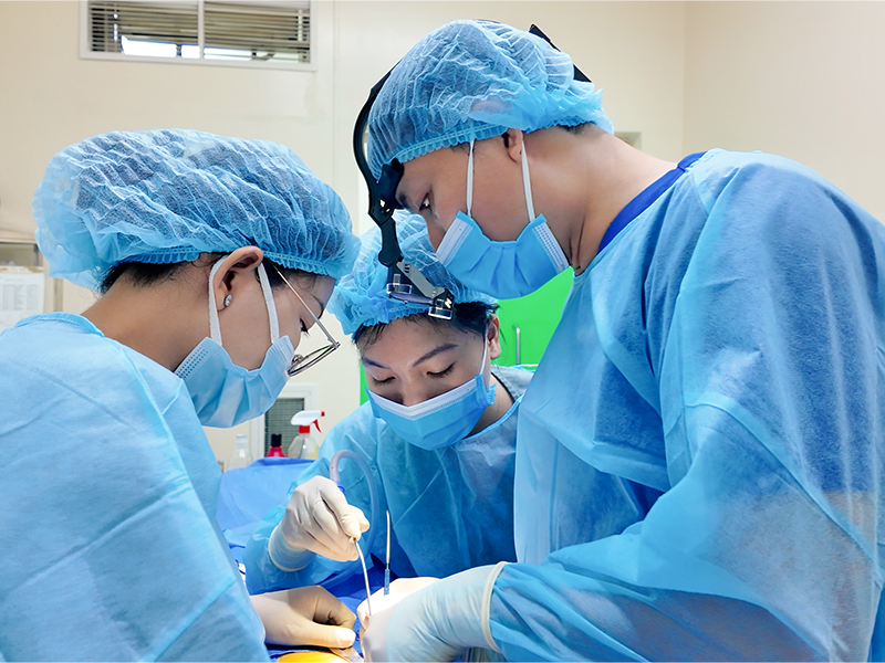 Bác sĩ Đắc Quang trực tiếp thực hiện phẫu thuật căng da đùi cho khách hàng